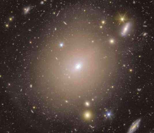 Dünya’ya yakın keşfedilen son derece nadir ‘Einstein halkası’ dnyaya-yakn-kefedilen-son-derece-nadir-einstein-halkas