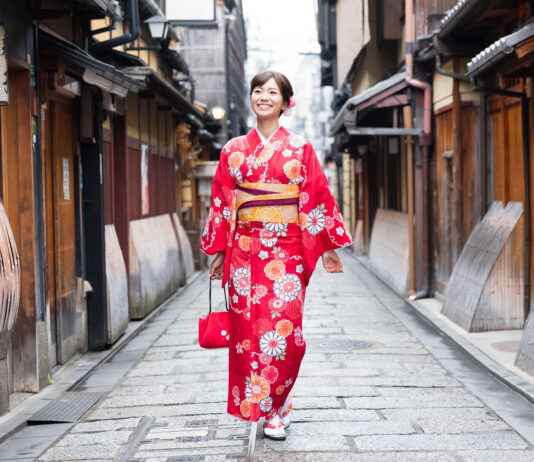Kimono: Japon Kültürünün Zamansız Moda İkonu Komonomoda.com - Kimono Modelleri - Kimono Stilleri - En Popüler Kimono Giysileri